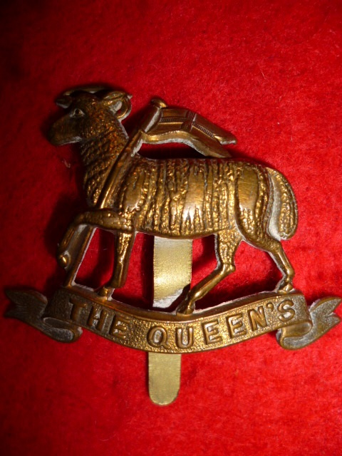 The Queen's (West Surrey) Regiment All Brass Economy Cap Badge - WW1, KK 590  
